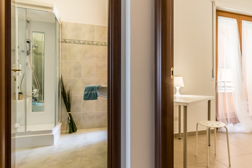 Ispirazione per una piccola stanza da bagno con doccia stile marinaro con doccia ad angolo e piastrelle verdi