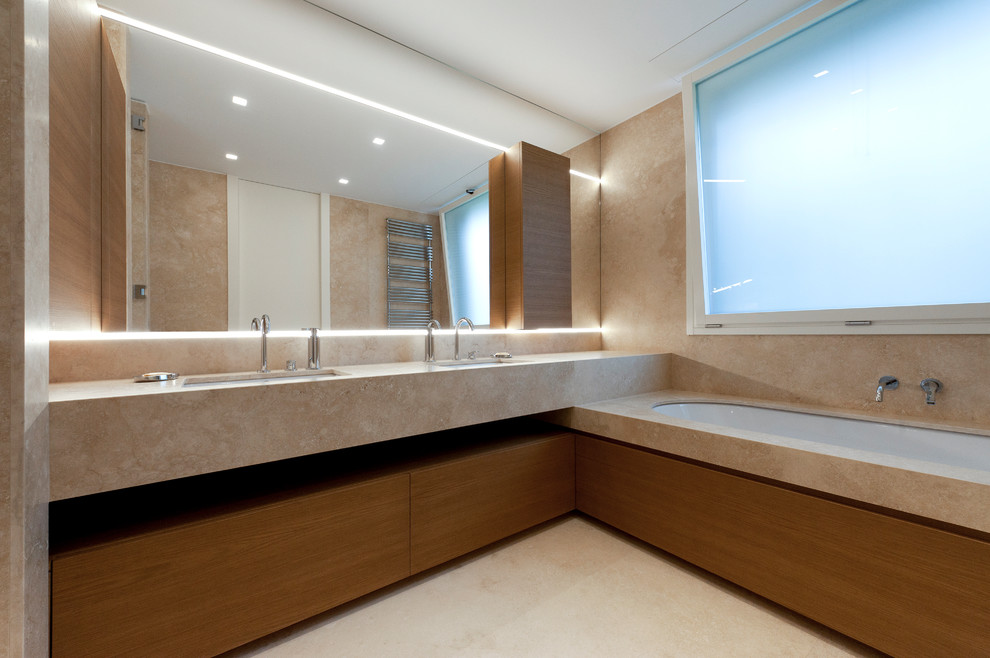 Esempio di una stanza da bagno padronale moderna con ante in legno scuro, lavabo sottopiano, ante lisce, vasca sottopiano, piastrelle beige, pareti beige, pavimento beige e top beige