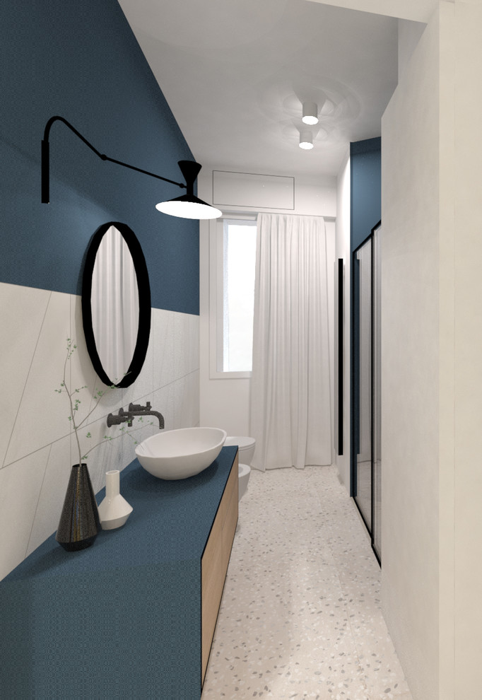 Стильный дизайн: ванная комната среднего размера в современном стиле с синими фасадами, душем без бортиков, инсталляцией, серой плиткой, керамогранитной плиткой, синими стенами, полом из керамогранита, душевой кабиной, настольной раковиной, столешницей из ламината, бежевым полом, душем с раздвижными дверями и синей столешницей - последний тренд