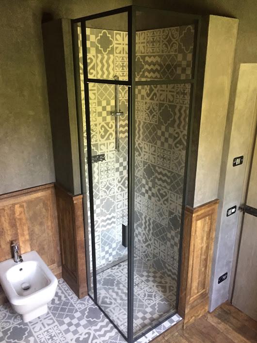 На фото: маленькая ванная комната в стиле модернизм с угловым душем и душем с распашными дверями для на участке и в саду с