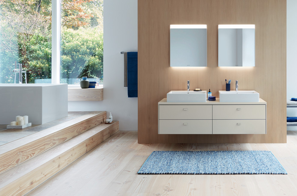 Пример оригинального дизайна: большая главная ванная комната в современном стиле с отдельно стоящей ванной, настольной раковиной и столешницей из ламината