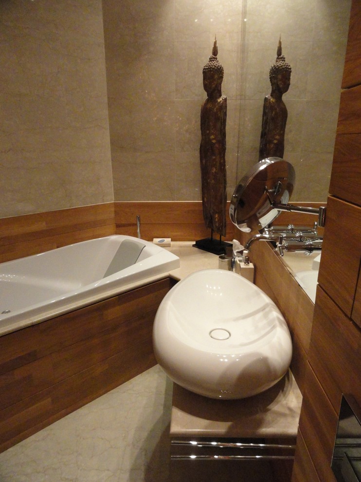 Inredning av ett asiatiskt mellanstort en-suite badrum, med skåp i mellenmörkt trä, en jacuzzi, en vägghängd toalettstol, beige kakel, porslinskakel och granitbänkskiva