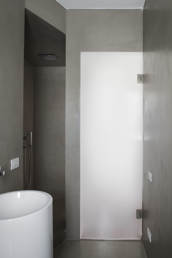 This is an example of a contemporary bathroom in Venice.