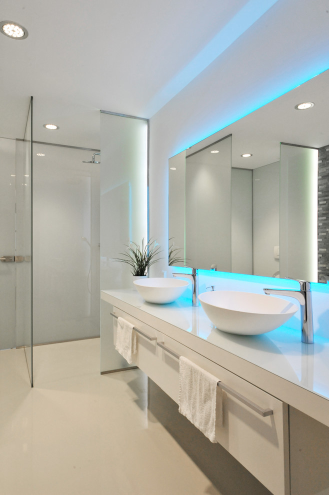 Esempio di una stanza da bagno moderna con ante lisce, ante bianche, doccia a filo pavimento, pareti bianche, lavabo a bacinella, pavimento beige e porta doccia a battente