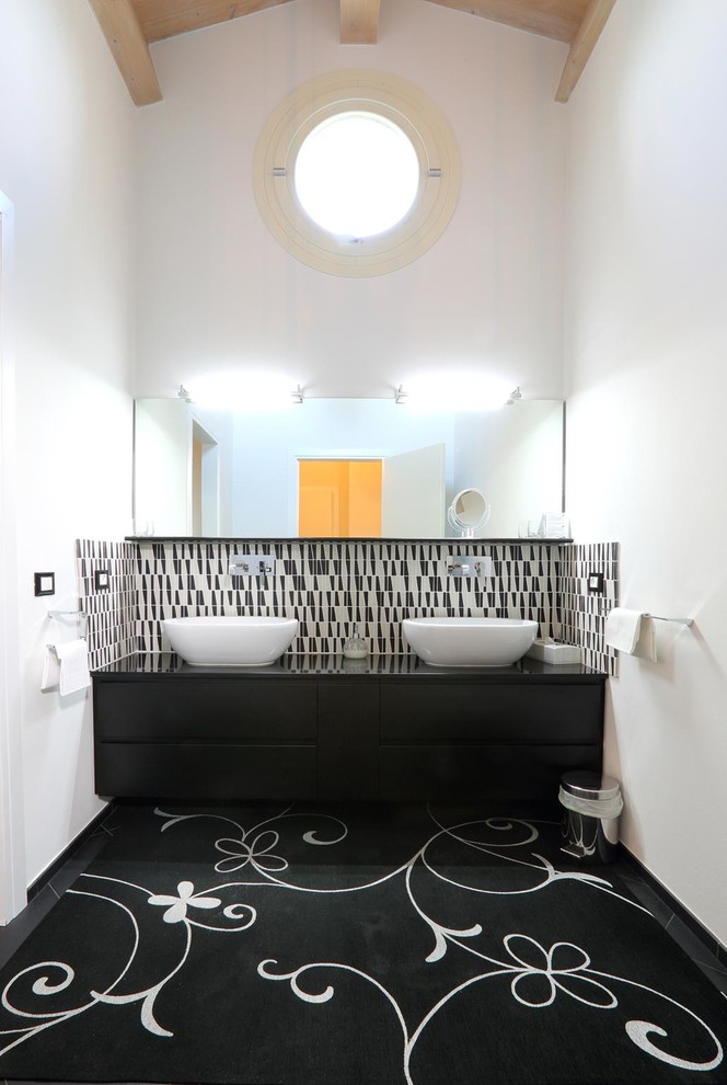 Inspiration för ett stort funkis svart svart en-suite badrum, med släta luckor, svarta skåp, flerfärgad kakel, porslinskakel, vita väggar, klinkergolv i porslin, ett fristående handfat, svart golv och bänkskiva i kvartsit