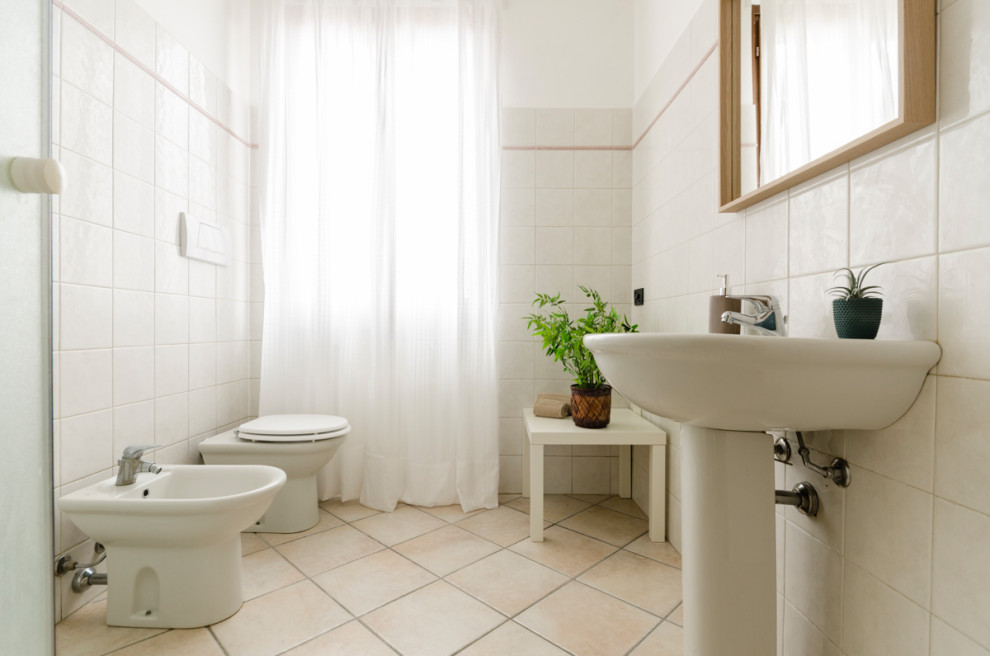Idées déco pour une salle de bain méditerranéenne de taille moyenne avec un carrelage blanc, un mur blanc, un lavabo de ferme et un sol beige.