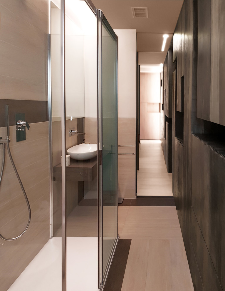 Kleines Modernes Duschbad mit bodengleicher Dusche, beigen Fliesen, braunen Fliesen, Aufsatzwaschbecken und Schiebetür-Duschabtrennung in Bari