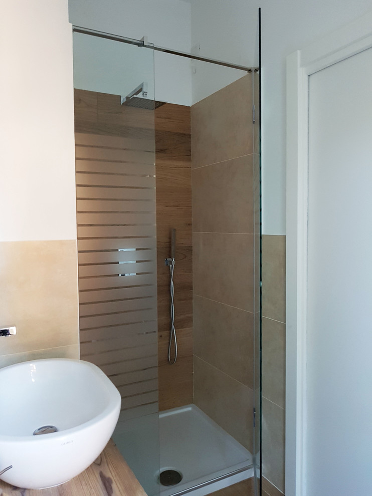Medium sized contemporary ensuite bathroom in Milan with light wood cabinets, a built-in shower, a two-piece toilet, beige tiles, porcelain tiles, white walls, porcelain flooring, a vessel sink, laminate worktops, brown floors, a hinged door and beige worktops.