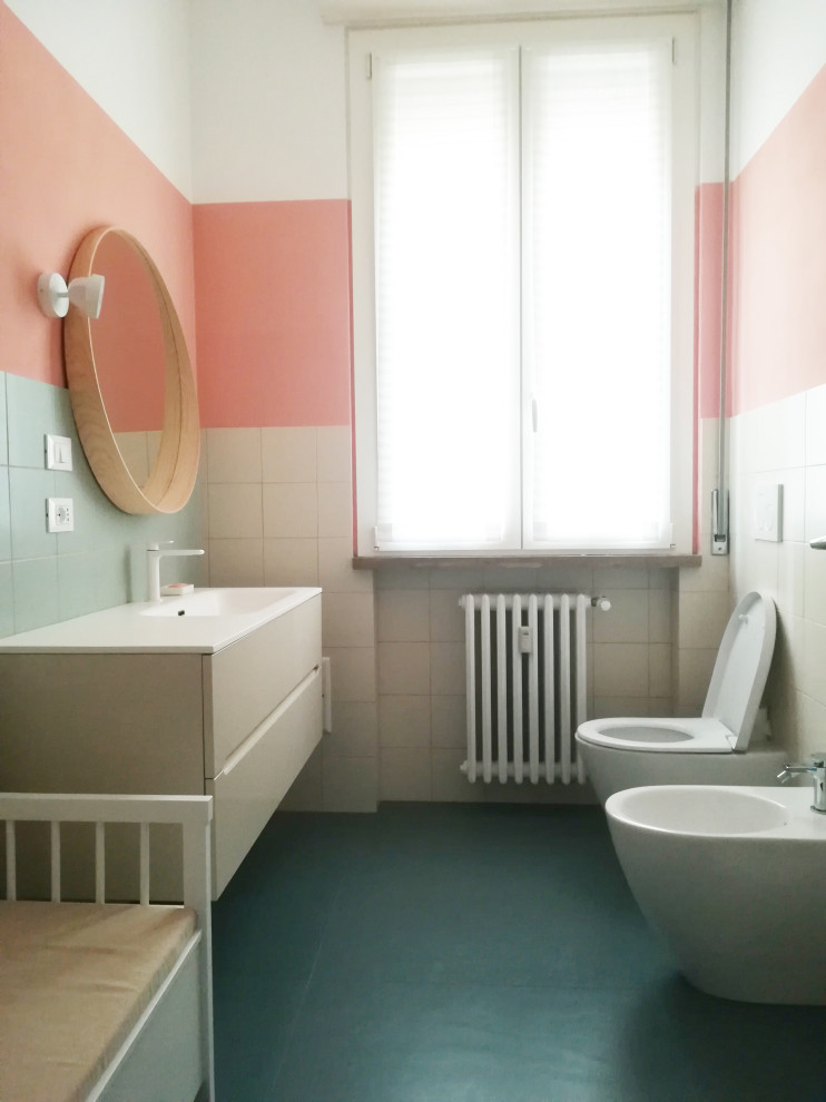 Idéer för mellanstora funkis beige badrum med dusch, med släta luckor, beige skåp, en vägghängd toalettstol, vit kakel, flerfärgade väggar, ett integrerad handfat och grönt golv
