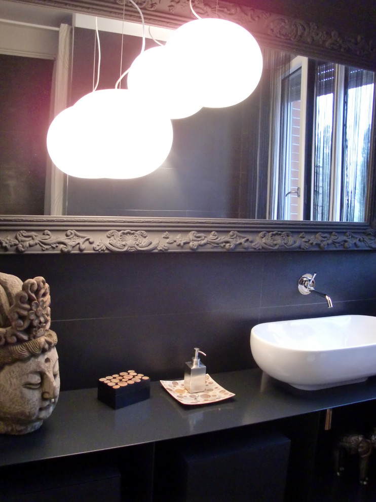 Kleines Stilmix Duschbad mit flächenbündigen Schrankfronten, dunklen Holzschränken, offener Dusche, schwarzen Fliesen, Porzellanfliesen, schwarzer Wandfarbe, braunem Holzboden und Aufsatzwaschbecken in Mailand