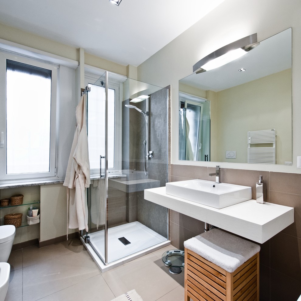 Cette image montre une salle de bain design avec une douche d'angle, un carrelage beige, des carreaux de céramique, un mur blanc et une grande vasque.