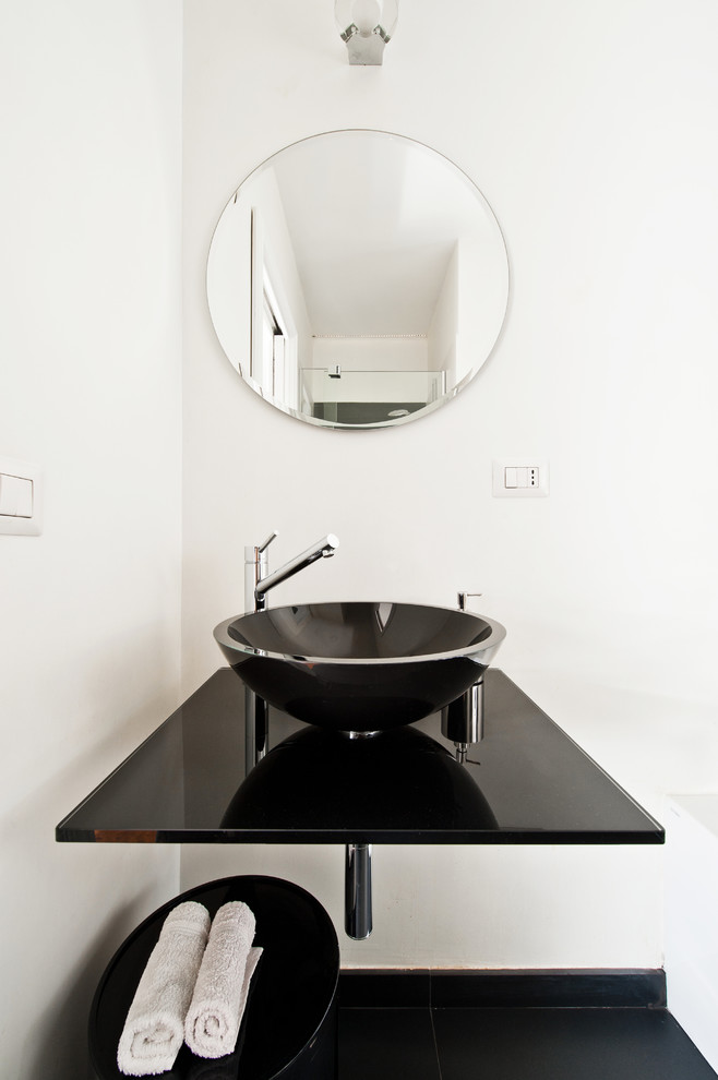 Exemple d'une salle de bain tendance avec un mur blanc et une vasque.