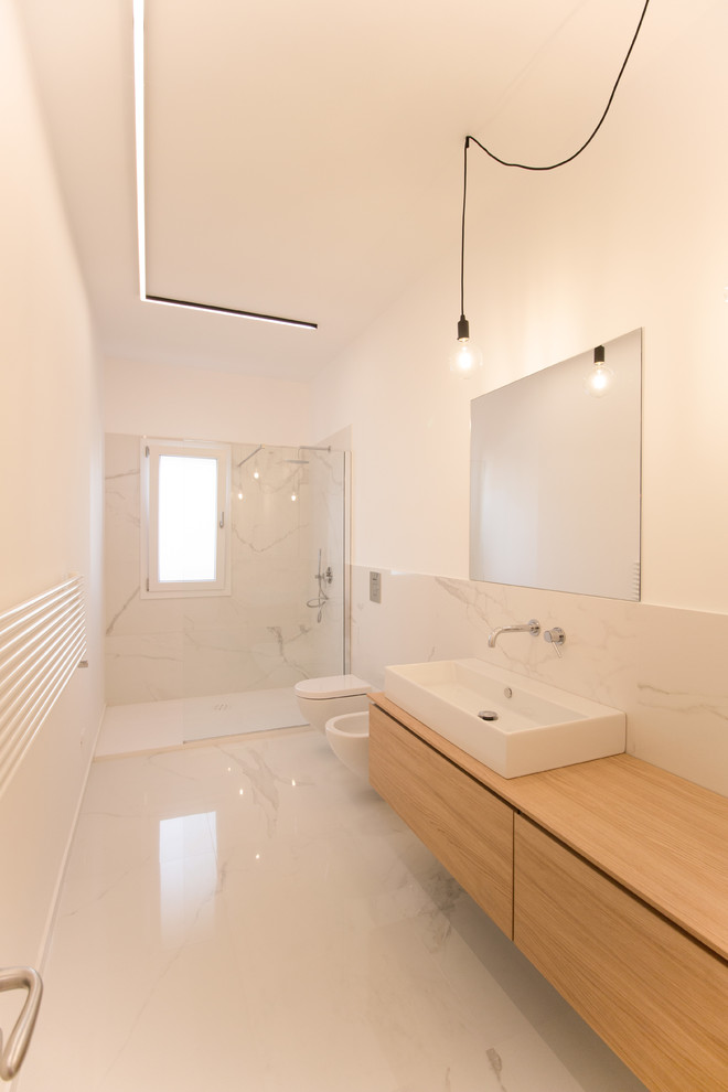 Idee per una stanza da bagno minimal di medie dimensioni con ante lisce, ante in legno chiaro, doccia alcova, WC sospeso, piastrelle di marmo, pareti bianche, pavimento in marmo, top in legno, pavimento bianco e top marrone