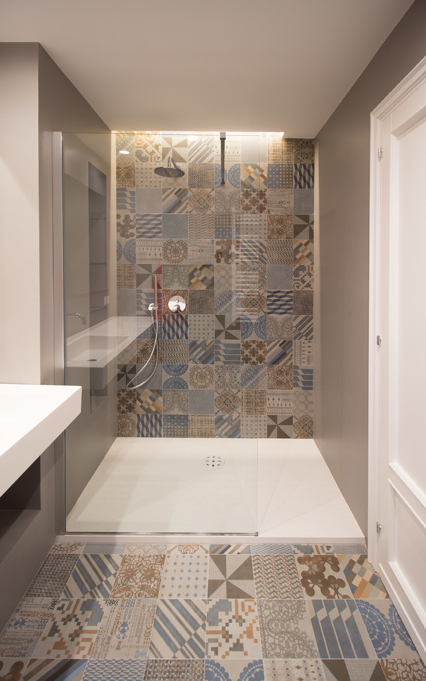 Inspiration för mellanstora moderna badrum med dusch, med flerfärgad kakel och keramikplattor