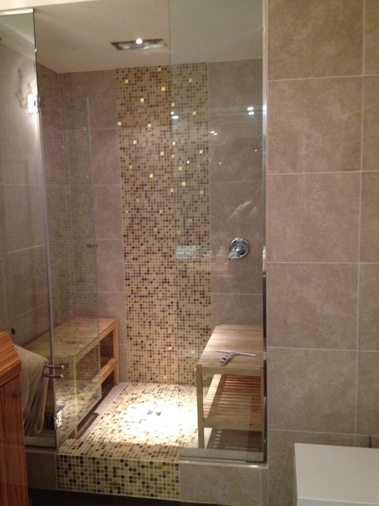 Immagine di una stanza da bagno stile marinaro di medie dimensioni con parquet scuro e pavimento marrone