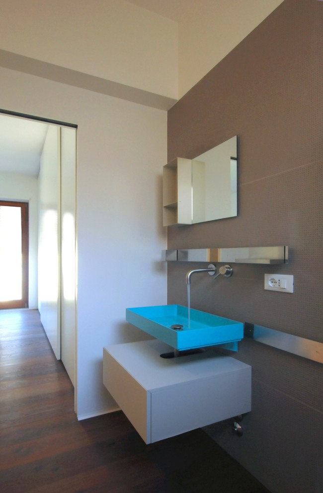 This is an example of a contemporary bathroom in Rome.