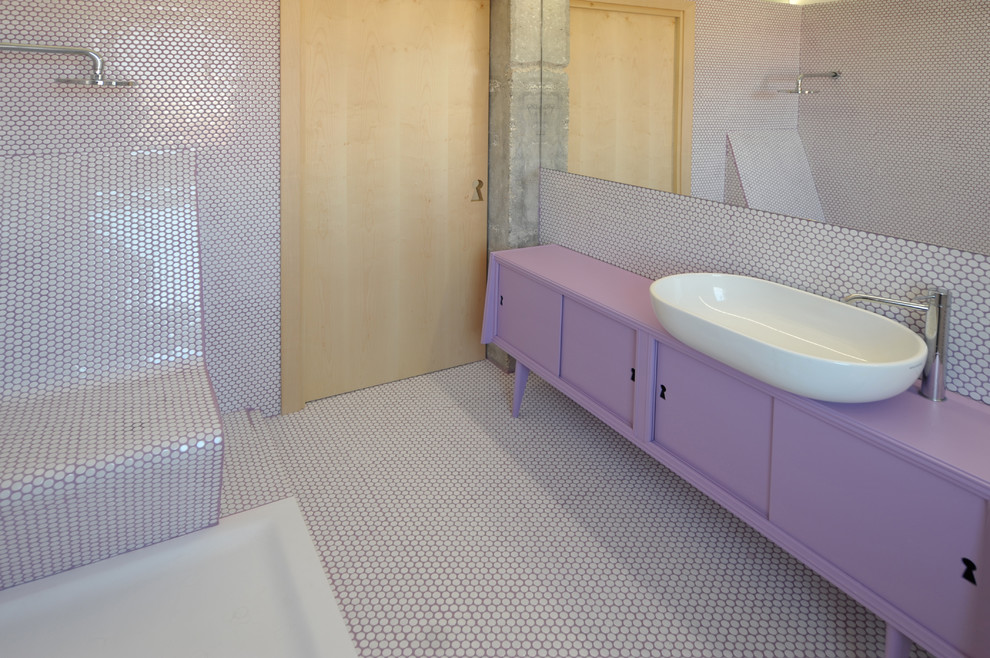 Modernes Duschbad mit lila Schränken, Mosaikfliesen und lila Waschtischplatte in Sonstige