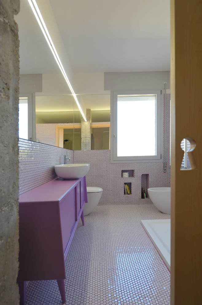 Idéer för att renovera ett funkis lila lila badrum med dusch, med lila skåp och mosaik