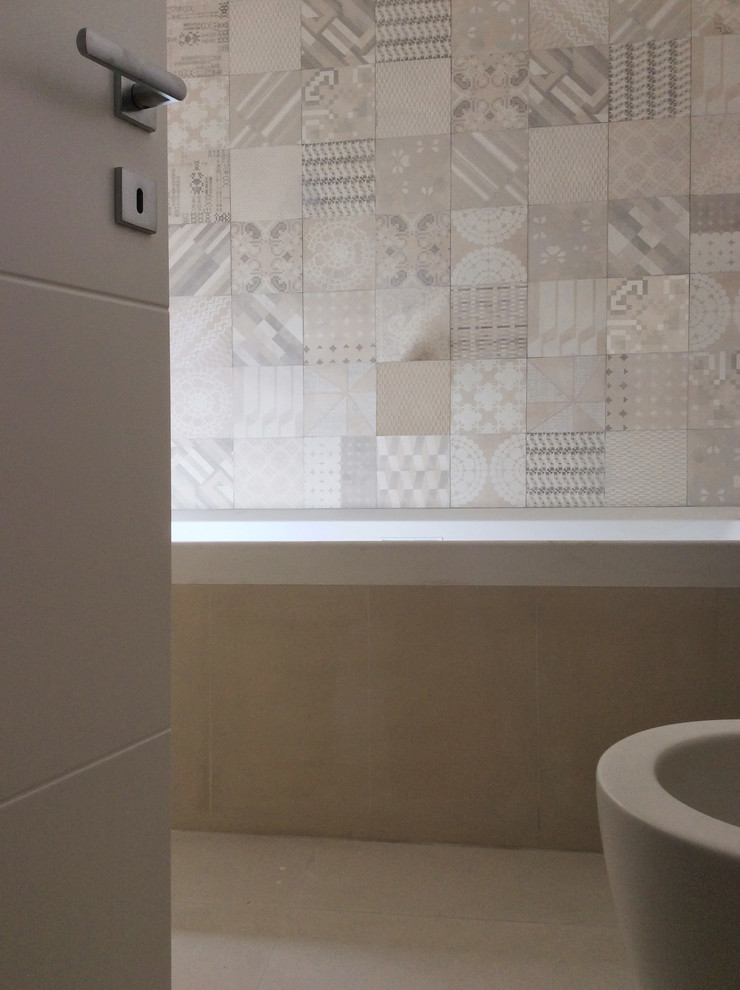 Ispirazione per una piccola stanza da bagno padronale moderna con vasca da incasso, piastrelle bianche, piastrelle in gres porcellanato e pavimento in gres porcellanato