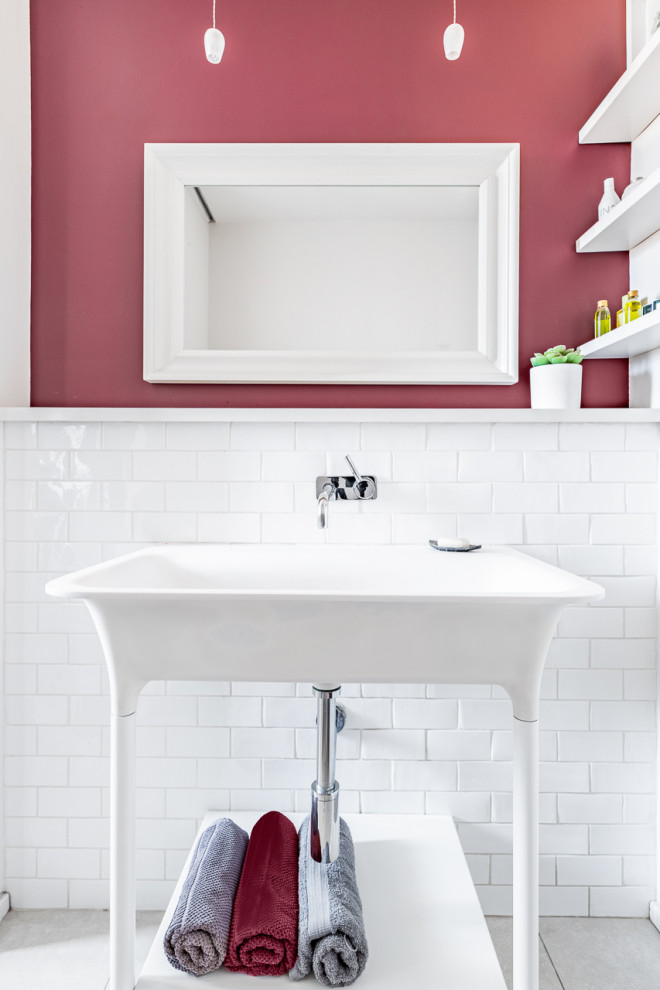 Inspiration för små moderna vitt badrum med dusch, med öppna hyllor, en dusch i en alkov, en vägghängd toalettstol, vit kakel, keramikplattor, röda väggar, klinkergolv i porslin, ett konsol handfat, bänkskiva i akrylsten, beiget golv och dusch med skjutdörr