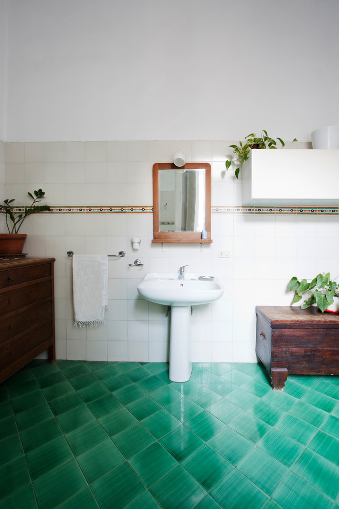 Idéer för medelhavsstil badrum, med grönt golv