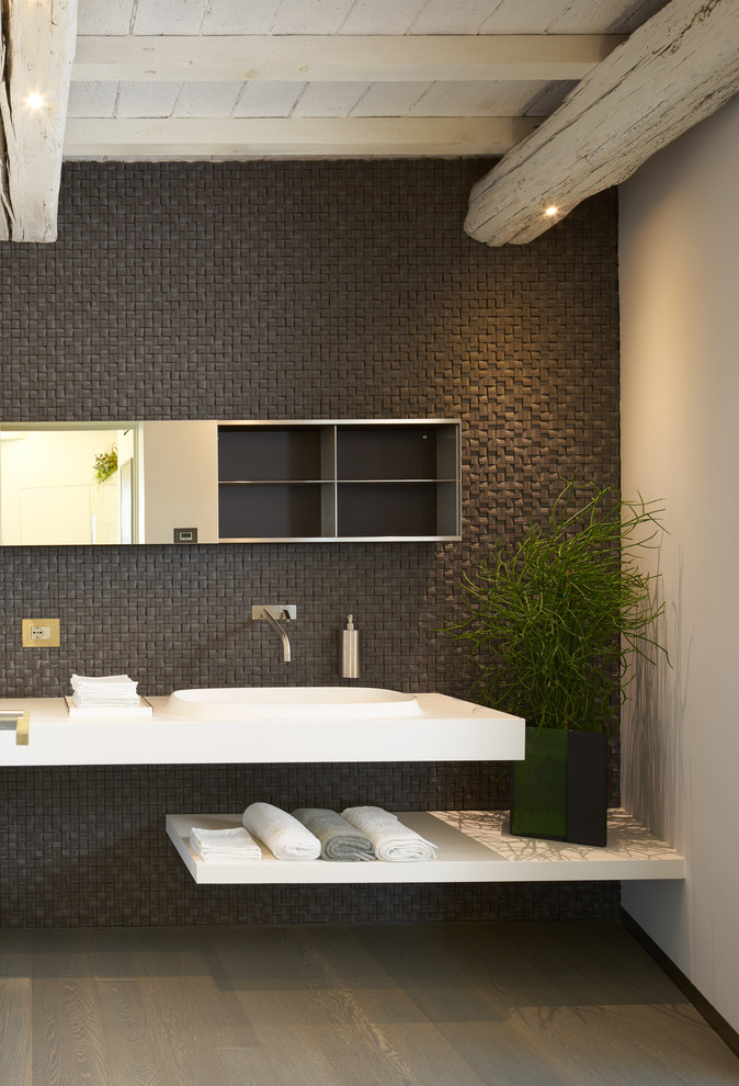 Свежая идея для дизайна: большая главная ванная комната в современном стиле с плоскими фасадами, черными фасадами, отдельно стоящей ванной, душем над ванной, серыми стенами, деревянным полом, раковиной с несколькими смесителями и черным полом - отличное фото интерьера