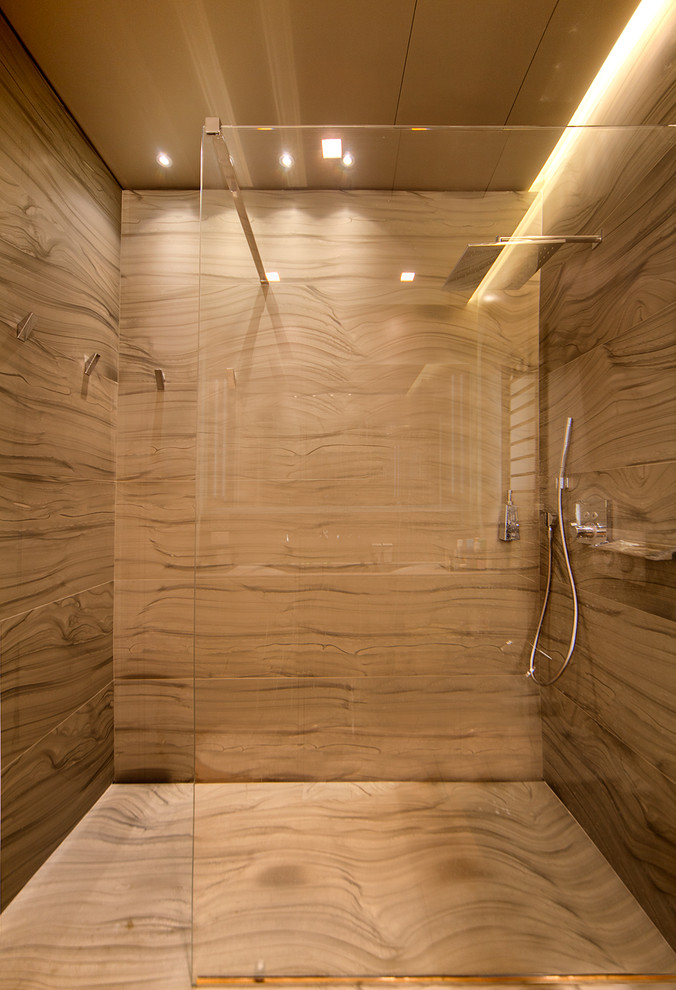 Idee per una stanza da bagno con doccia design con doccia doppia, lastra di pietra, pareti grigie e pavimento in legno massello medio