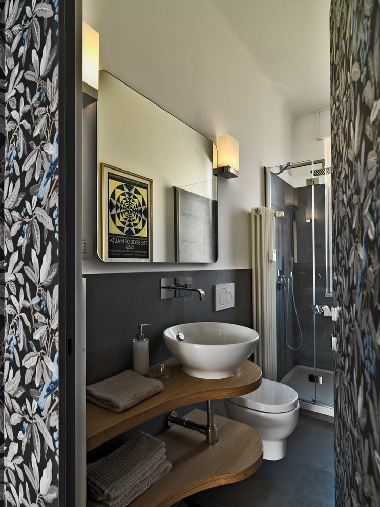 Exempel på ett litet modernt brun brunt badrum med dusch, med grå kakel, porslinskakel, träbänkskiva, vita väggar, klinkergolv i porslin, ett fristående handfat, grått golv, en dusch i en alkov och dusch med gångjärnsdörr