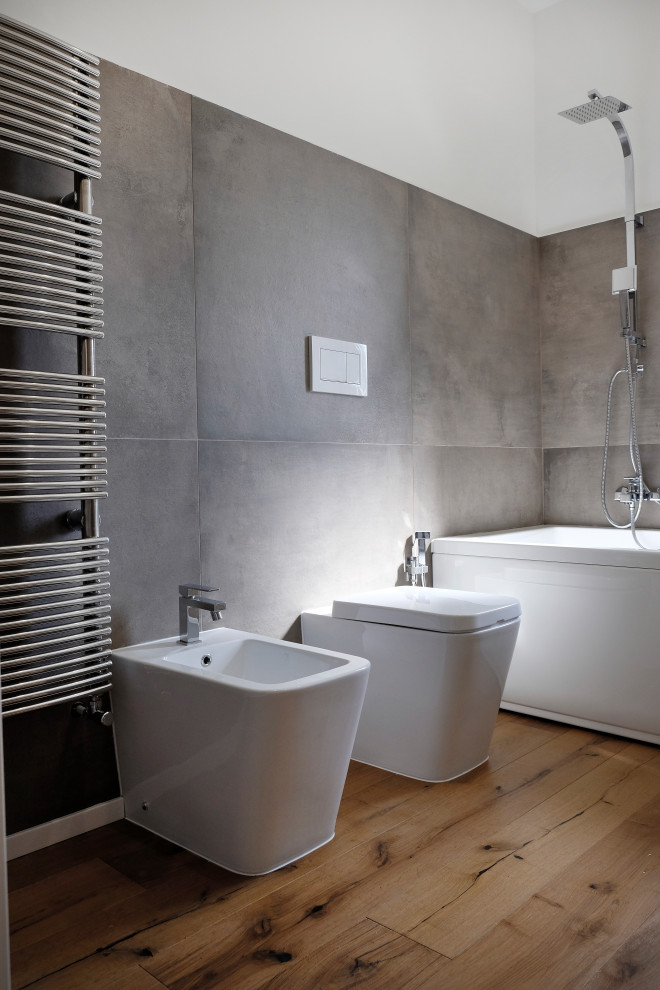 ローマにある中くらいなコンテンポラリースタイルのおしゃれなマスターバスルーム (オープンシェルフ、白いキャビネット、置き型浴槽、シャワー付き浴槽	、分離型トイレ、グレーのタイル、磁器タイル、白い壁、濃色無垢フローリング、一体型シンク、オニキスの洗面台、ベージュの床、オープンシャワー、白い洗面カウンター) の写真