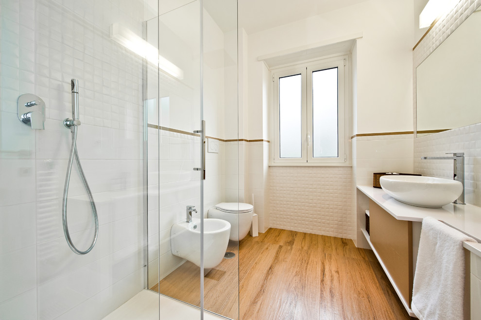 Esempio di una stanza da bagno nordica con WC sospeso, piastrelle diamantate, pareti bianche, parquet chiaro e lavabo a bacinella