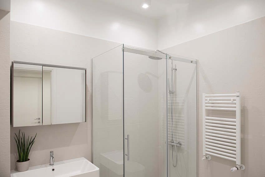 Источник вдохновения для домашнего уюта: маленькая ванная комната в современном стиле с плоскими фасадами, серыми фасадами, угловым душем, раздельным унитазом, бежевой плиткой, керамогранитной плиткой, белыми стенами, полом из керамогранита, накладной раковиной, бежевым полом, душем с раздвижными дверями и белой столешницей для на участке и в саду
