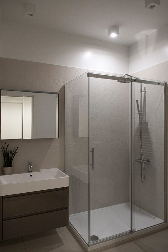 Источник вдохновения для домашнего уюта: маленькая ванная комната в современном стиле с плоскими фасадами, серыми фасадами, раздельным унитазом, бежевой плиткой, керамогранитной плиткой, белыми стенами, полом из керамогранита, накладной раковиной, бежевым полом, белой столешницей, угловым душем и душем с раздвижными дверями для на участке и в саду