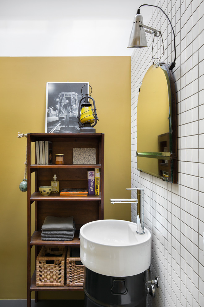 Свежая идея для дизайна: ванная комната среднего размера в стиле лофт с открытыми фасадами, черными фасадами, накладной ванной, белой плиткой, керамической плиткой, желтыми стенами, бетонным полом, раковиной с пьедесталом и серым полом - отличное фото интерьера