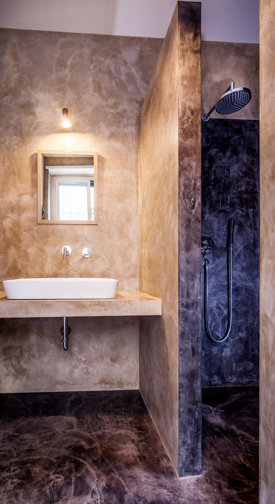 ローマにあるお手頃価格の中くらいな地中海スタイルのおしゃれなバスルーム (浴槽なし) (ベージュの壁、オープンシャワー) の写真