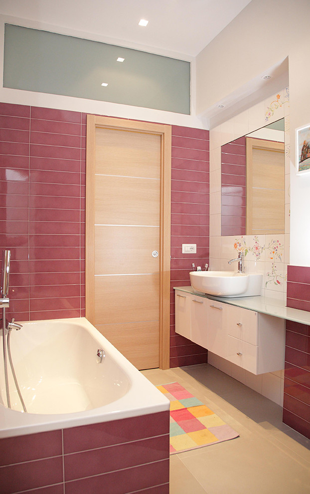 Inredning av ett modernt mellanstort badrum, med släta luckor, vita skåp, vit kakel, rosa kakel, keramikplattor, vita väggar, klinkergolv i porslin, ett fristående handfat och beiget golv