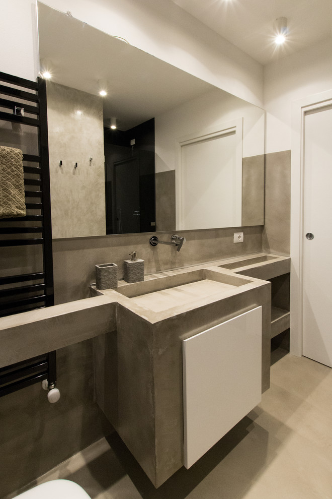 Immagine di una stanza da bagno padronale moderna con pavimento in cemento e pavimento grigio