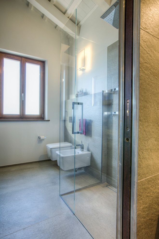Inspiration for a modern bathroom remodel in Bologna