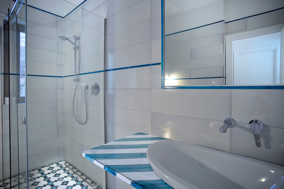 Esempio di una stanza da bagno mediterranea con WC a due pezzi e pareti bianche