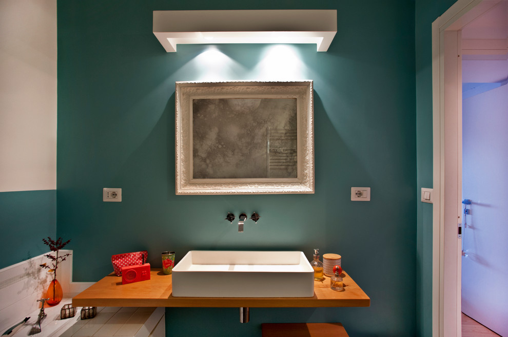 ローマにある北欧スタイルのおしゃれな浴室の写真