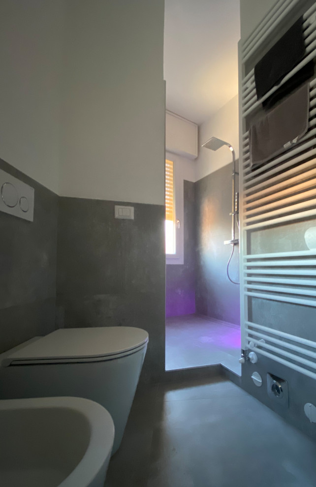 Modern inredning av ett beige beige badrum, med grå kakel, grå väggar, med dusch som är öppen, grå skåp, en öppen dusch, porslinskakel, klinkergolv i porslin, träbänkskiva och gult golv