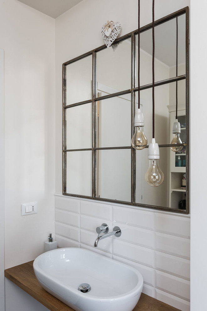 Exempel på ett mellanstort modernt badrum med dusch, med bruna skåp, en öppen dusch, en toalettstol med hel cisternkåpa, vit kakel, tunnelbanekakel, vita väggar, klinkergolv i porslin, ett fristående handfat, träbänkskiva, brunt golv och dusch med duschdraperi
