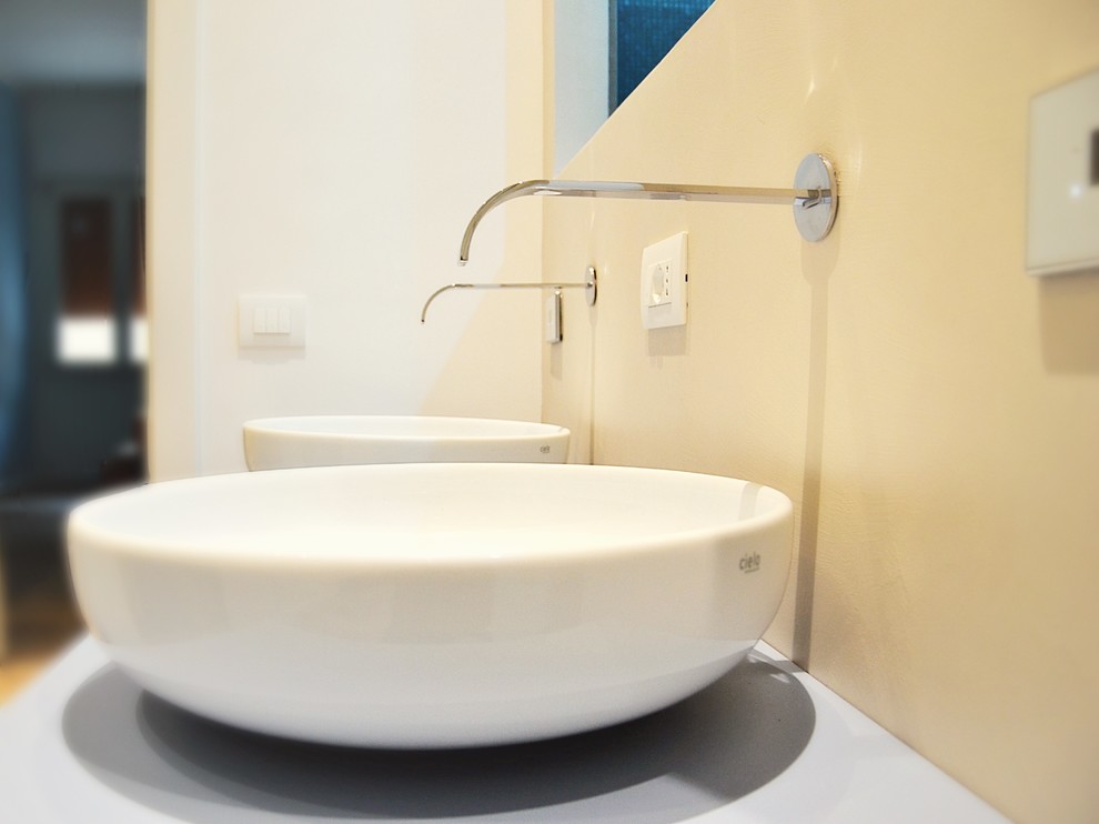 Ispirazione per una sauna contemporanea con WC sospeso e lavabo a bacinella