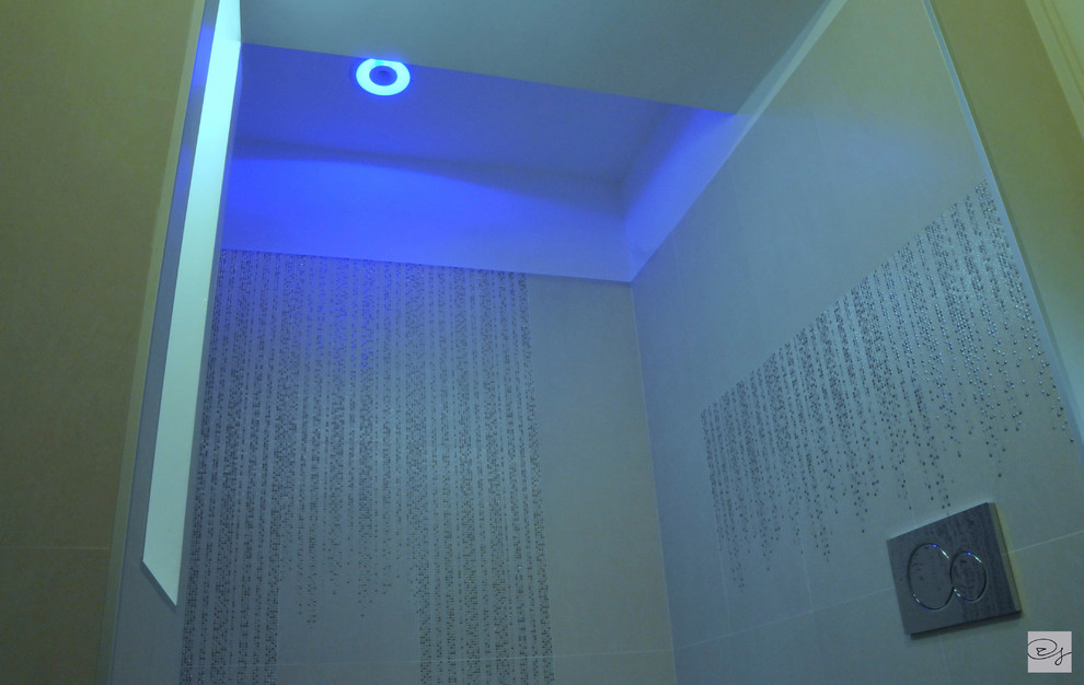 Immagine di una stanza da bagno padronale minimal di medie dimensioni con vasca da incasso, vasca/doccia, piastrelle in gres porcellanato, pareti bianche e pavimento in gres porcellanato