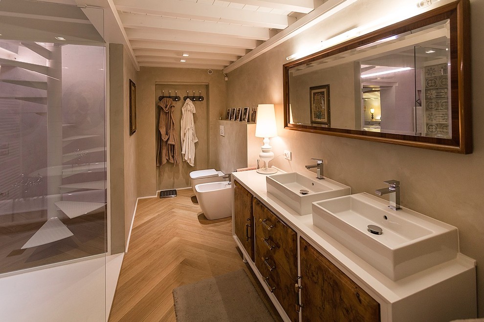 Example of an eclectic bathroom design in Venice