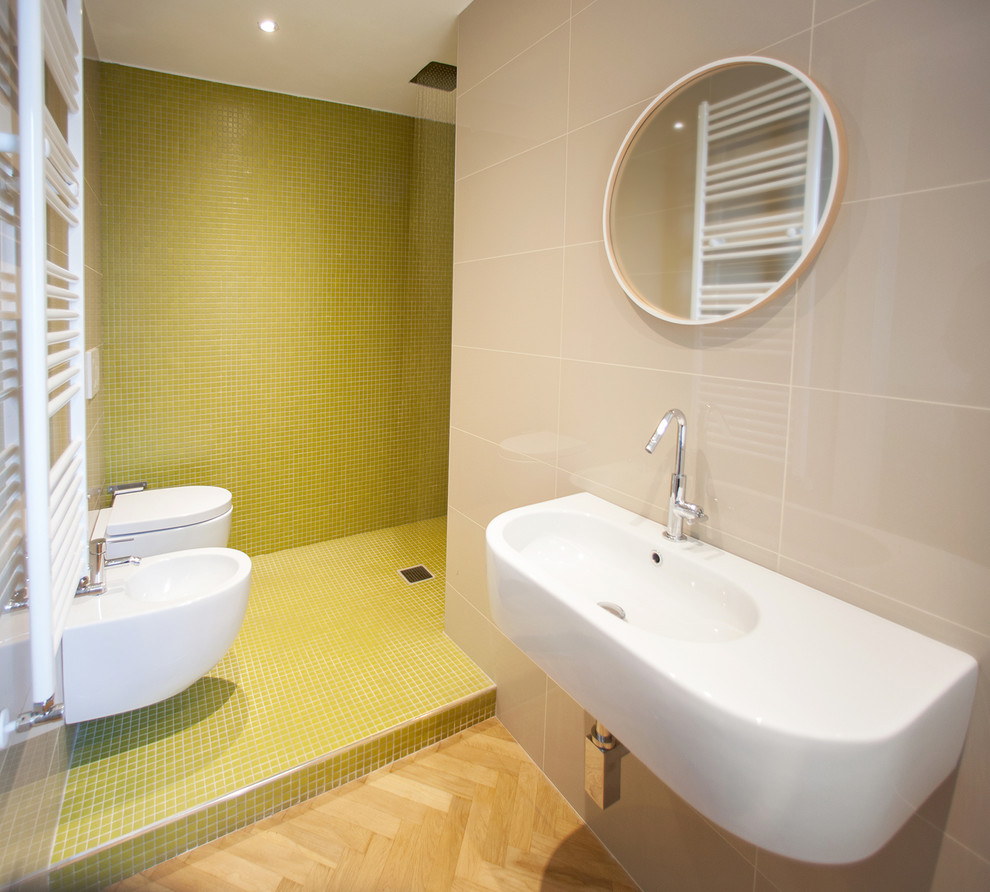 На фото: ванная комната среднего размера в современном стиле с открытым душем, инсталляцией, зеленой плиткой, плиткой мозаикой, зелеными стенами, душевой кабиной, подвесной раковиной, полом из мозаичной плитки, зеленым полом и открытым душем с