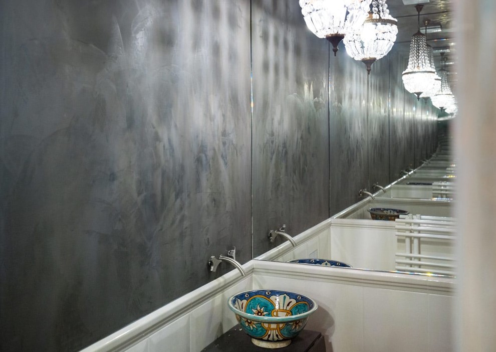 Kleines Modernes Badezimmer mit grauen Schränken, Wandtoilette, weißen Fliesen, Porzellanfliesen, grauer Wandfarbe, gebeiztem Holzboden, Aufsatzwaschbecken, Waschtisch aus Holz, braunem Boden und grauer Waschtischplatte in Sonstige