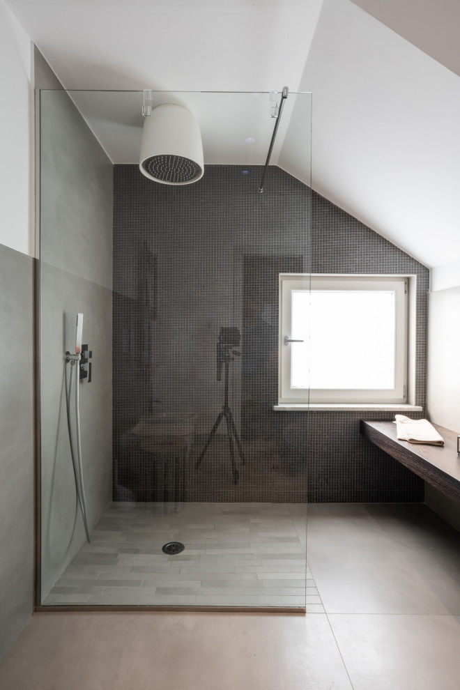 Exemple d'une salle de bain tendance avec des portes de placard blanches, une douche à l'italienne, un carrelage gris, un mur blanc, un sol gris et aucune cabine.
