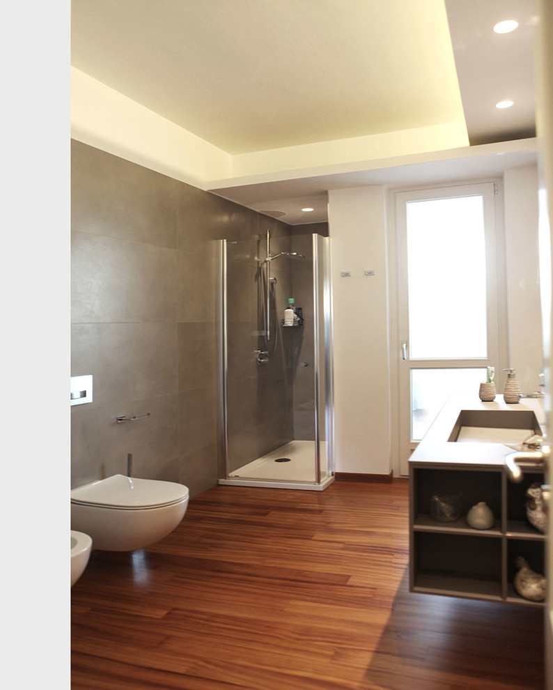 На фото: ванная комната в современном стиле с белыми стенами, серой плиткой и паркетным полом среднего тона