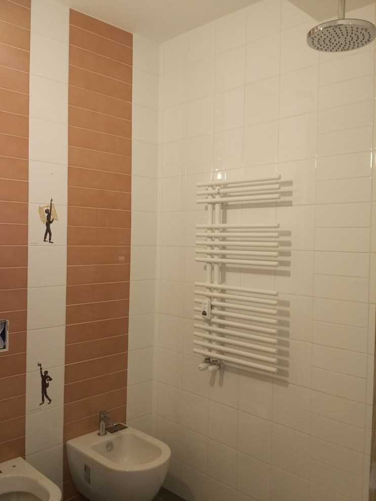 Идея дизайна: маленькая ванная комната в современном стиле с угловым душем, розовой плиткой, белыми стенами, полом из керамогранита, душевой кабиной, плоскими фасадами, белыми фасадами, угловой ванной, раздельным унитазом, керамической плиткой, настольной раковиной, столешницей из дерева, коричневым полом и душем с раздвижными дверями для на участке и в саду