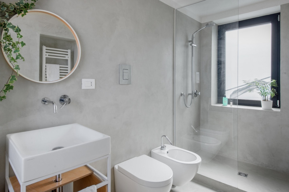 На фото: ванная комната в современном стиле с бежевыми стенами, бетонным полом и бежевым полом